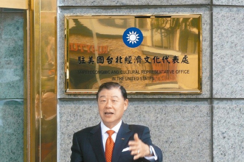 78位美國聯邦眾議員呼籲國務卿龐培歐，將「駐美國台北經濟文化代表處」更名為「台灣代表處」，圖為2005年代表處新製館牌揭牌。圖／駐美代表處提供