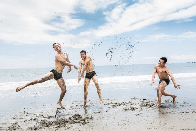 布拉瑞揚舞團常在海邊排練，圖為「沒有害怕太陽和下雨」排練照。圖／布拉瑞揚舞團提供