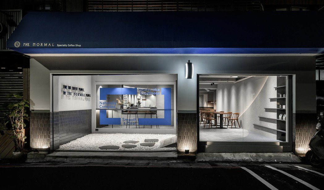 今年THE NORMAL以經典咖啡店型態延伸出敦北店，深藍與灰白色系為主，搭上深...