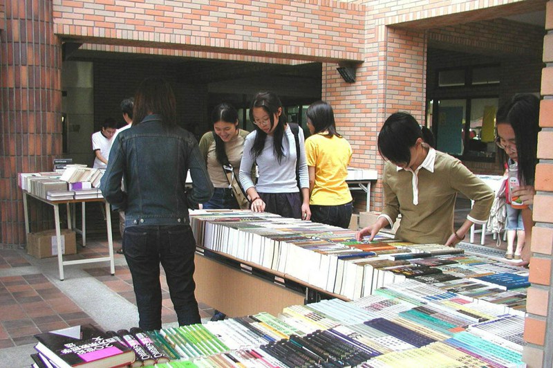 明年2月1日起，大陸圖書授權台灣出版將全面審查，出版業齊聲反對。圖為進口大陸書籍的書商在大學擺攤舉行書展。圖／聯合報系資料照片