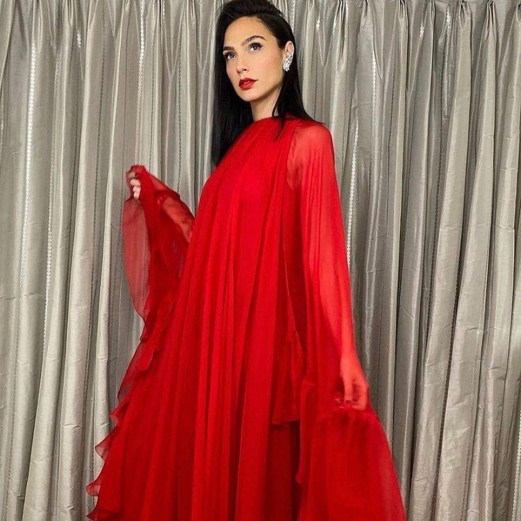 蓋兒加朵則在《神力女超人1984》大陸虛擬線上首映會上，選穿了Valentino的紅色禮服。圖／摘自IG
