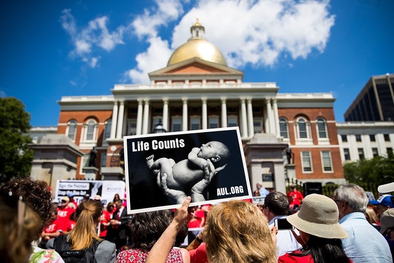 美國婦女生育的自主權也面臨空前危機。圖為密蘇里州的反墮胎示威。 圖／法新社