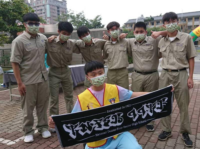 台南一中慶祝百周年校慶，推出印有百年校慶標語和標誌的口罩。記者鄭惠仁／攝影