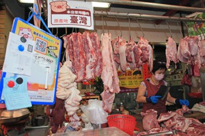 消基會董事長黃怡騰批評開放萊豬政策，連累本來沒事的台灣豬被迫要標示。圖／聯合報系資料照片