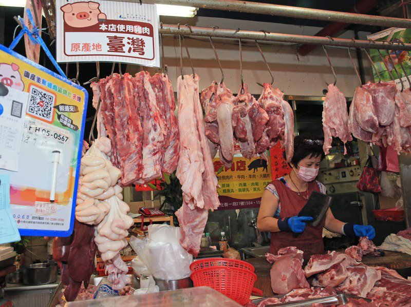消基會董事長黃怡騰批評開放萊豬政策，連累本來沒事的台灣豬被迫要標示。圖／聯合報系資料照片