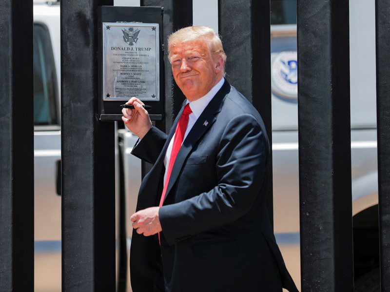 今年6月23日，川普參加美墨邊境牆200英里建成慶祝儀式並在牆上簽名。 路透