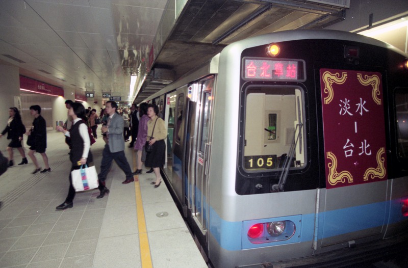 1997年12月25日，捷運淡水線全線通車首日。圖／聯合報系資料照片