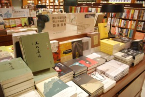 文化部擬將陸書授權台灣出版審查、書號發放和圖書免稅綁在一起，讓頒布近30年備而不用的大陸許可辦法死灰復燃。圖為過去誠品的簡體書區。圖／誠品提供