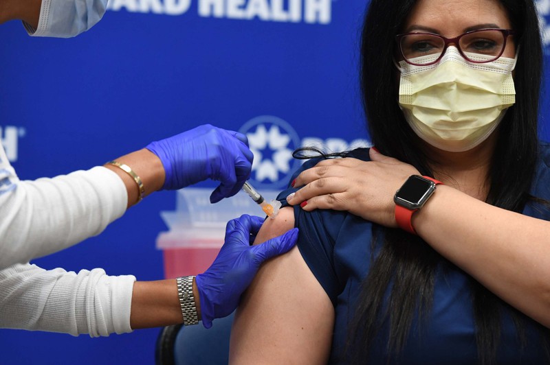 美國疫情嚴重，14日開始大規模接種新冠肺炎疫苗，進度卻大大落後，數百萬針劑至今仍在醫院或診所空等，讓原定12月底為2000萬人施打疫苗的目標形同落空。路透