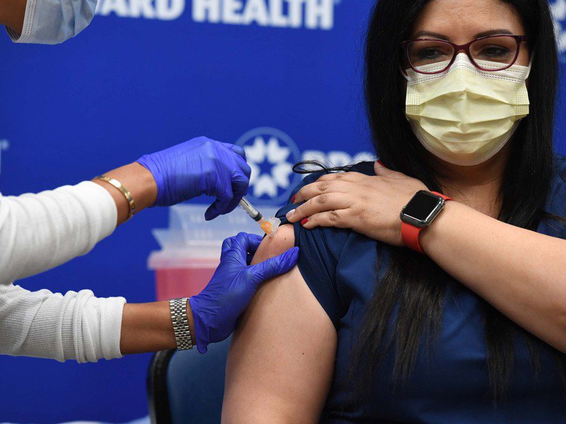 美國疫情嚴重，14日開始大規模接種新冠肺炎疫苗，進度卻大大落後，數百萬針劑至今仍在醫院或診所空等，讓原定12月底為2000萬人施打疫苗的目標形同落空。路透