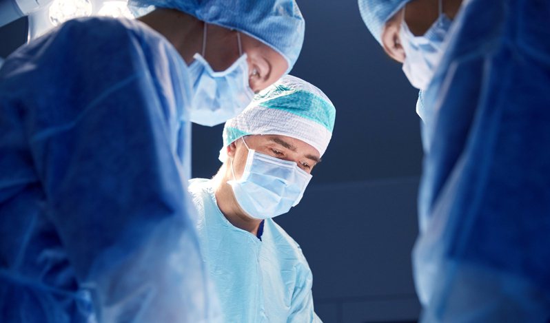 无良医师居然在手术台上，拿病患开玩笑，在手术途中将在病患的肝脏刻上「自己的名字」。图／ingimage(photo:UDN)