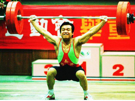 1999年12月26日，桃園縣全運會台南市王信淵越級舉重，在第二級三項破全國紀錄。圖／聯合報系資料照片
