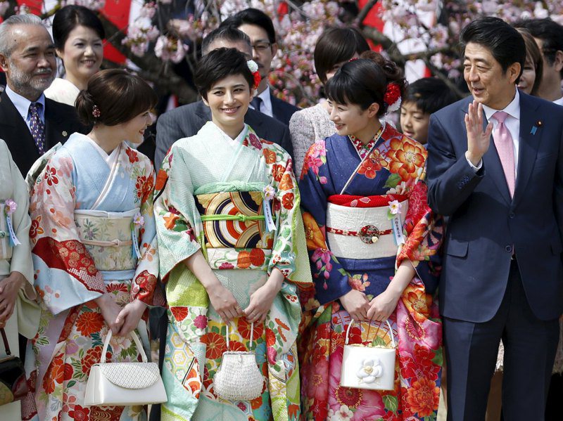 安倍晉三（右一）2016年擔任日本首相時，招待各界名流、民間人士參加賞櫻會。路透