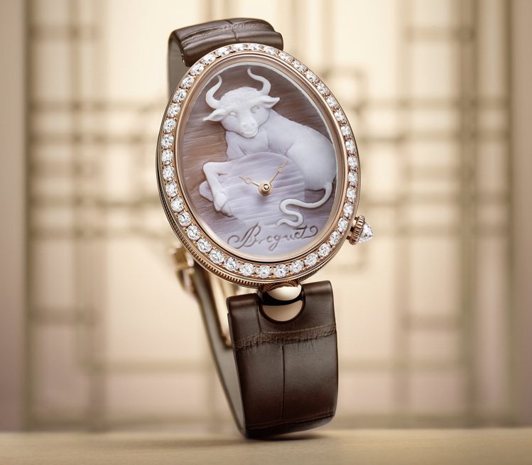 除了男表款，寶璣也為女性獻上婉約柔美的Reine de Naples 8955 Cammea腕表。圖 / Breuget提供。