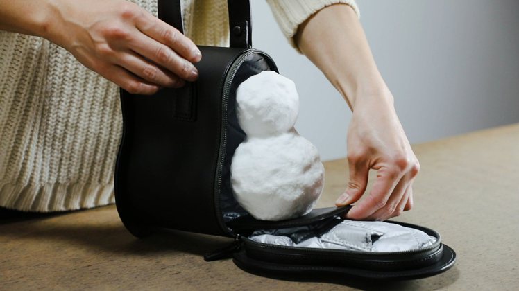 「雪人專屬皮革袋」內裡搭配製作保冷袋使用的聚酯纖維，並首次採用防滲水拉鍊，只為了讓攜帶者能夠好好將雪人保護。圖／土屋鞄製造所提供