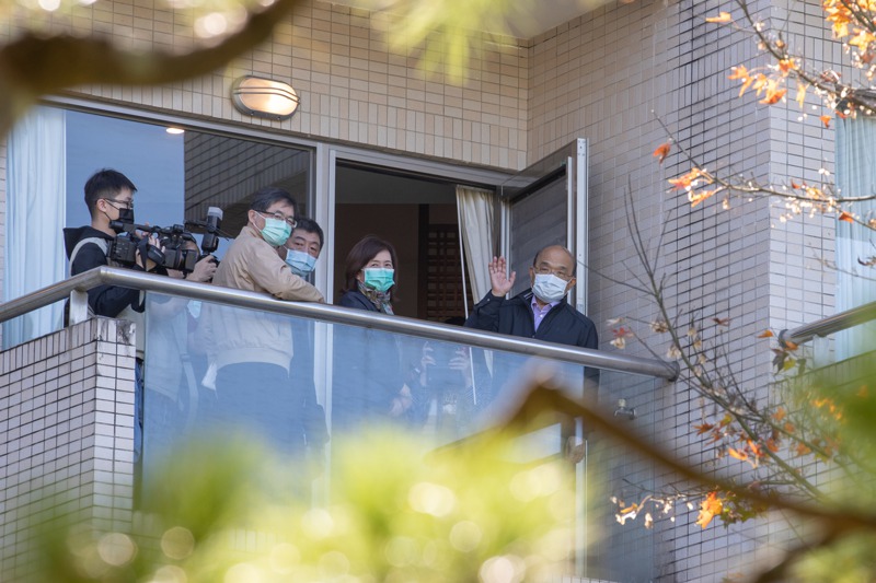 行政院長蘇貞昌（右一）上午視察烏來檢疫所，從陽台向外揮手。記者季相儒／攝影