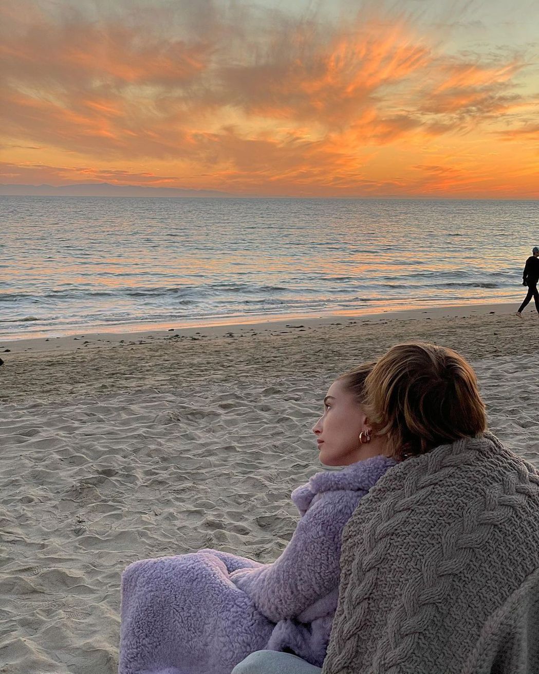 小賈斯汀與妻子在耶誕佳節海邊相擁看夕陽，甜蜜盡在不言中。圖／摘自Instagra...
