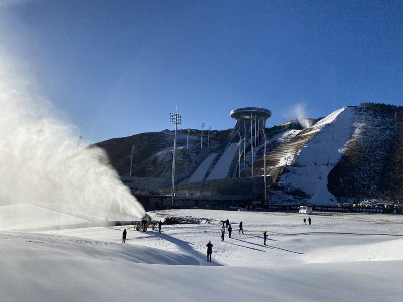 2022年北京冬季奧運舉辦地張家口崇禮周遭雪場正以造雪機造雪。特派記者陳言喬／攝影