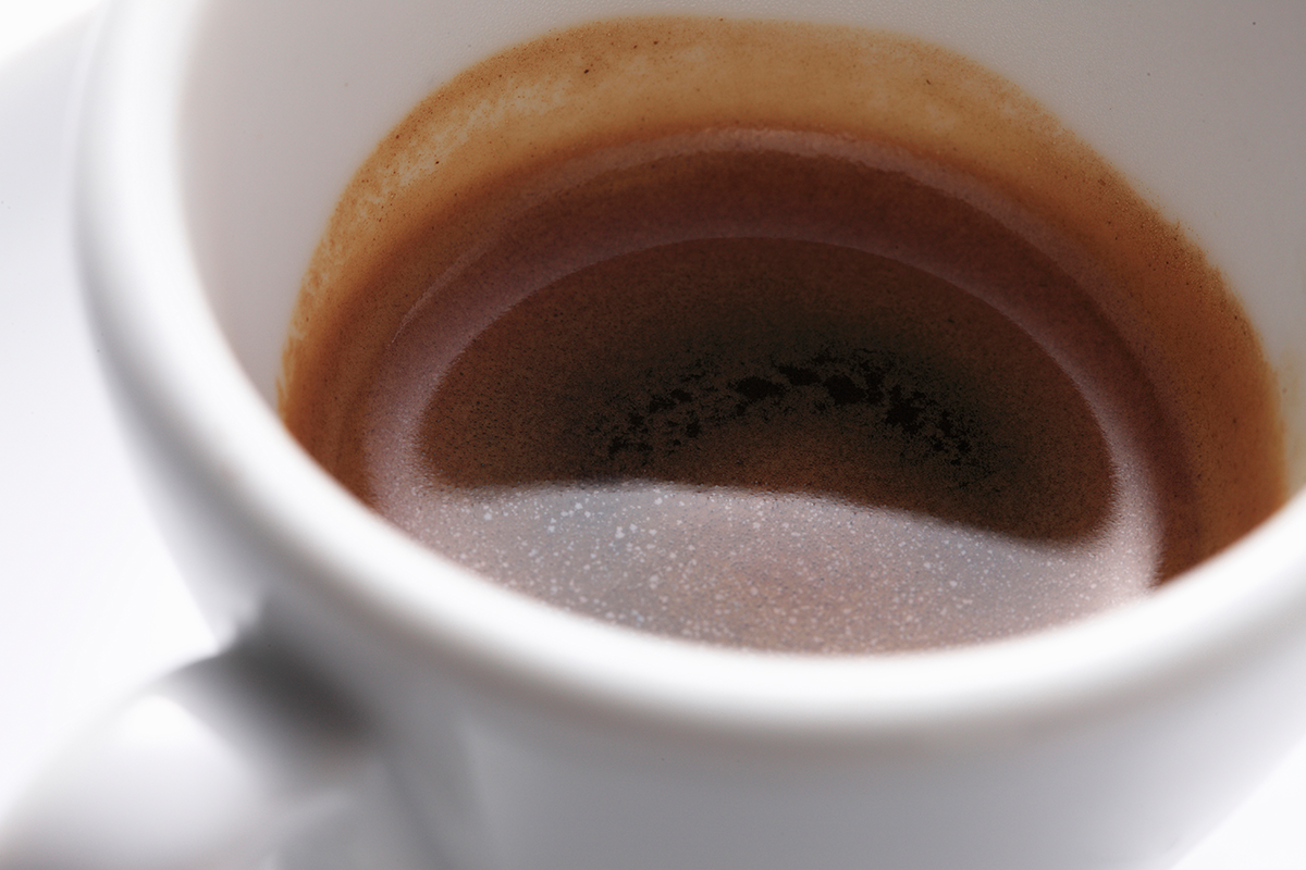 即使咖啡液體是含在口中，我們絕大多數的感受依舊來自鼻腔。我們的舌頭僅能感受苦味、酸味、甜味、鹹味與鮮味等五種味覺。然而，鼻子能夠分辨數以千計的芳香分子，而且芳香分子的濃度通常僅有單位為十億分之一的微量。