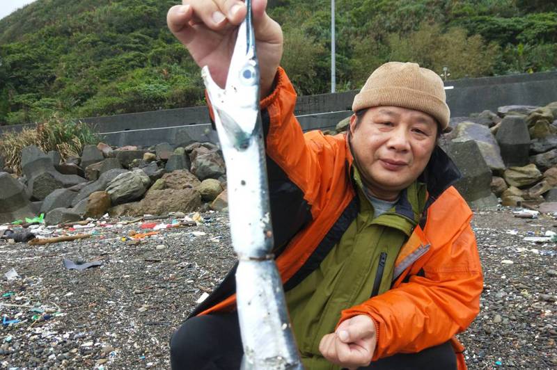 塑膠環嵌魚肚卡死取不下來，灘灘志工陳信助說，是海廢最諷刺印記。記者游明煌／攝影