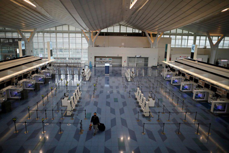 日本宣布鎖國，東京羽田機場國際航班候機區空蕩蕩。 圖／路透社