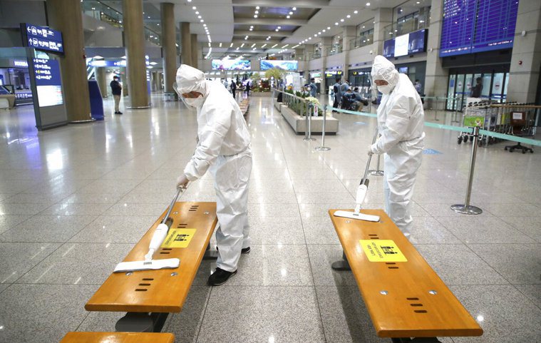 南韓也發現英國變種病毒確診者，圖為仁川機場進行消毒。 美聯社
