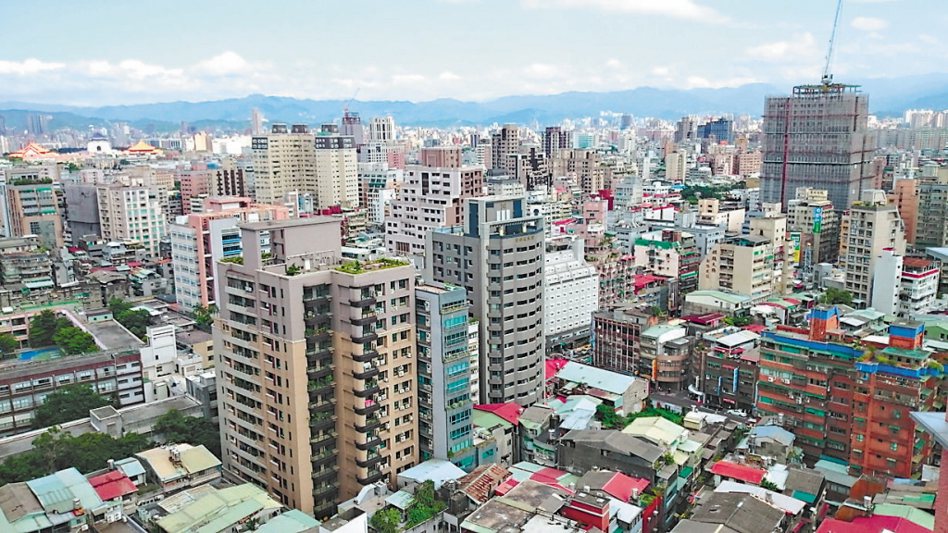 有網友好奇為何台灣許多房子的屋頂都是平的，而且還蓋鐵皮屋？ 圖／聯合報系資料照片