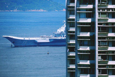 停靠香港的中國海軍航空母艦「遼寧號」。 圖／路透社