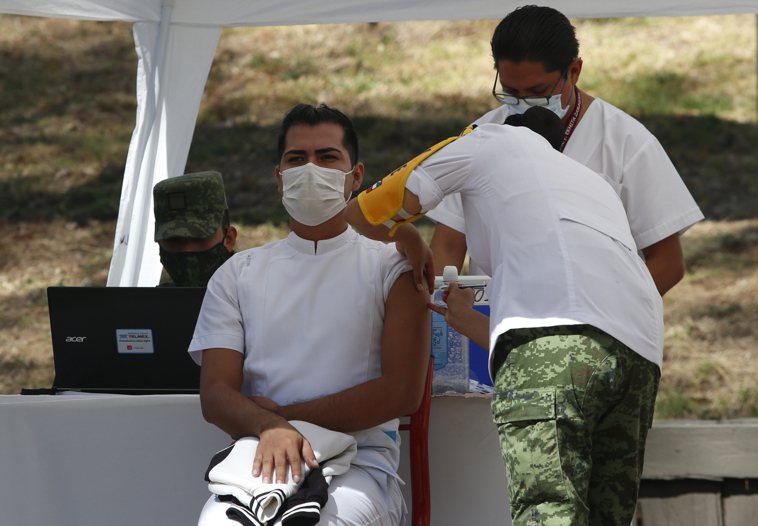 墨西哥政府預計2021年1月初讓醫護人員完成第1劑新冠疫苗的接種，並在1月下半開...