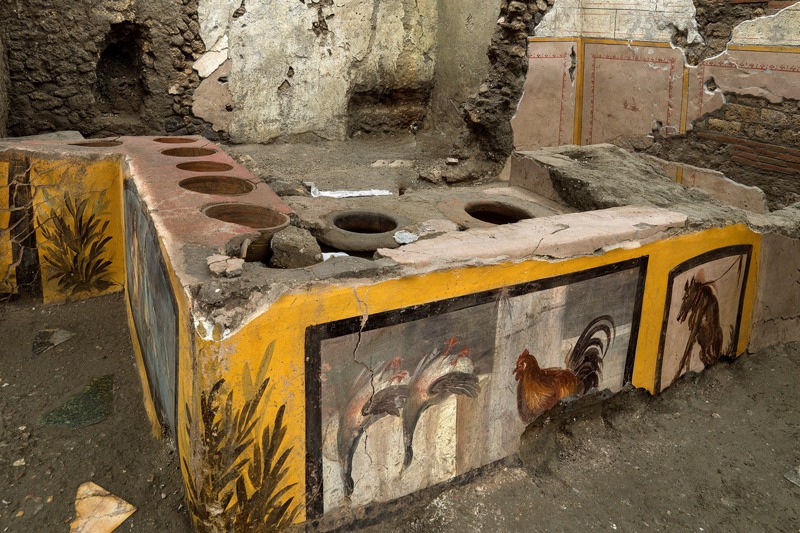 考古學家在龐貝城發現一家保存完好的熱食店，店裡的L型餐檯上有9個大圓孔，每個圓孔裡面擺了一個陶罐，顧客可以挑選陶罐的食物。路透