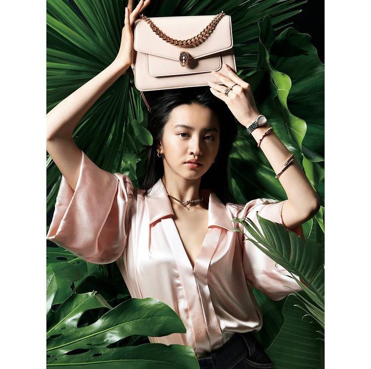 寶格麗品牌大使木村光希在最新一期日本時尚雜誌封面上演繹寶格麗的包包。圖／取自IG @koki