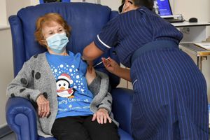 英國90歲的老太太基南12月8日成為試驗者外，全球第一位接種輝瑞疫苗的人。美聯社