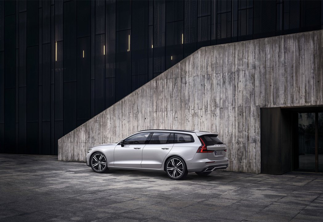 全新年式 Volvo S60 與 V60 兩款北歐風格座駕皆升級為 48V 動力系統，包括 B4、B5 Mild Hybrid 以及首次導入旗艦 T8 Plug-in Hybrid 先進雙能電動科技，實踐品牌「新能源專家」承諾。 圖／Volvo提供