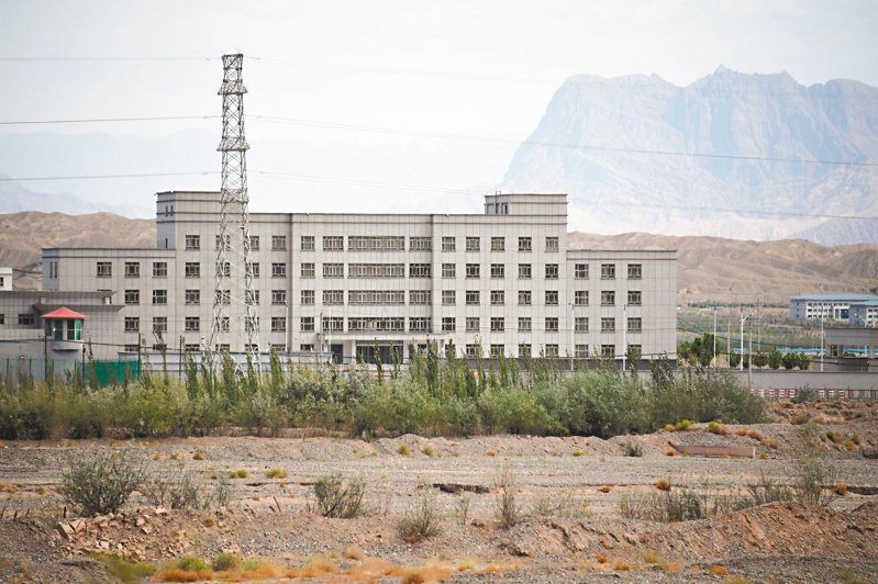 图为大陆新疆喀什市北郊一座建筑，被认为可能是拘禁维吾尔族和穆斯林的再教育营。 图/法新社(photo:UDN)