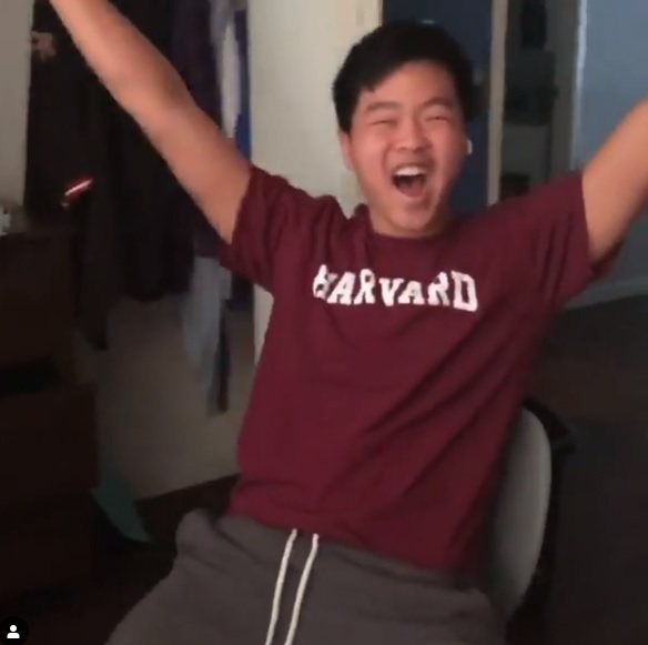 楊昇德接獲哈佛錄取通知，露出興奮表情。圖／摘自Instagram