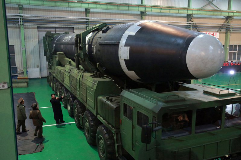 南韩智库29日预测北韩恐在明年初试射ICBM，图为北韩的火星15型洲际弹道飞弹。美联社(photo:UDN)