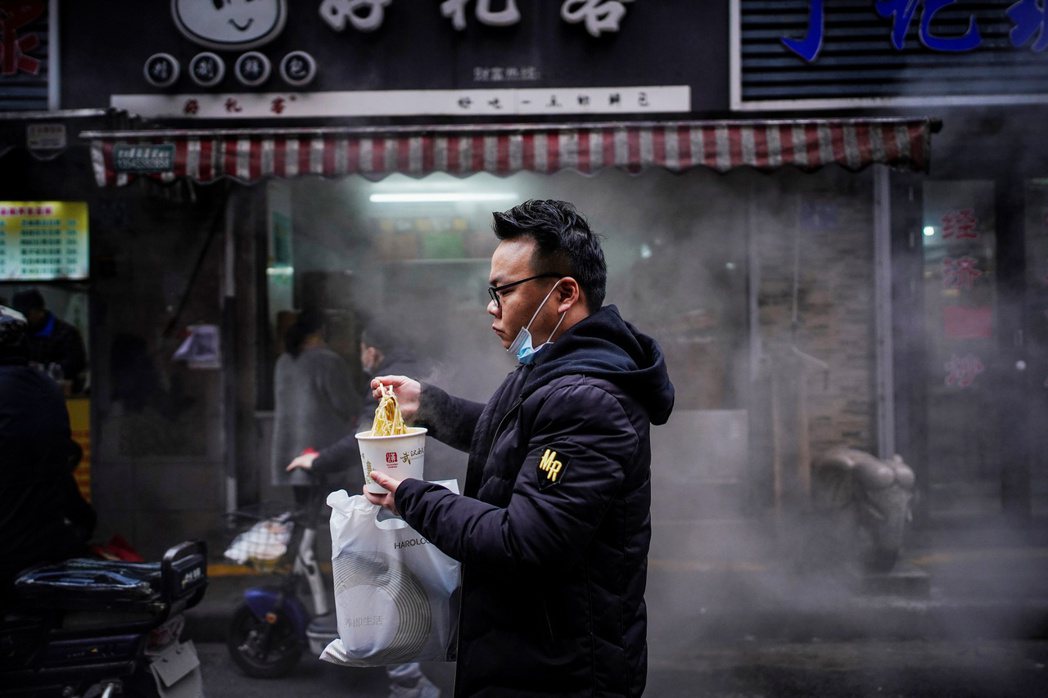 「吃碗熱乾麵，忘掉這一切？」2020年12月7日，武漢市民在街頭享用在地著名小吃...