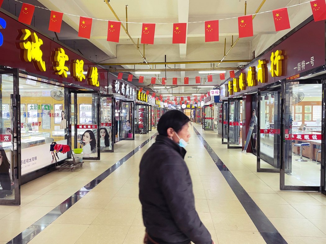 華南海鮮市場二樓的百貨眼鏡店已重新開張。 圖／路透社