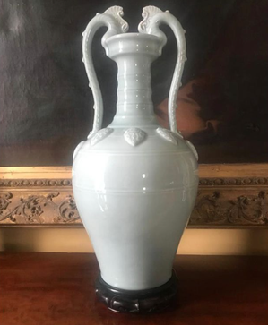 估價450英鎊的中式瓷瓶拍賣，台灣買家以高達120萬英鎊的價格標到。擷自Inst...