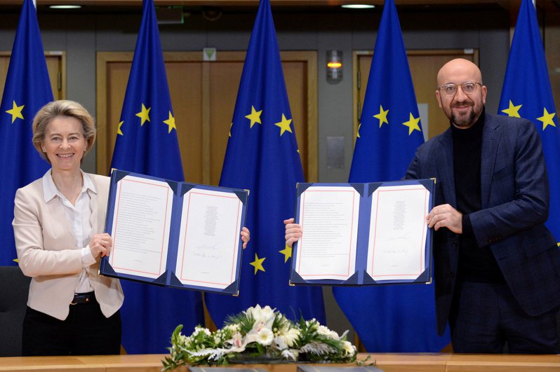 范德赖恩（左）与米歇尔30日一早在布鲁塞尔签署英国脱欧贸易协议。路透(photo:UDN)