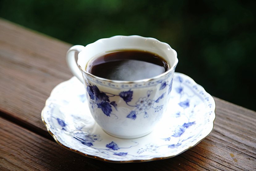 老三咖啡館自種自烘的咖啡有「龍眼咖啡」之稱，咖啡透著龍眼果香餘韻。
 圖／曾信...