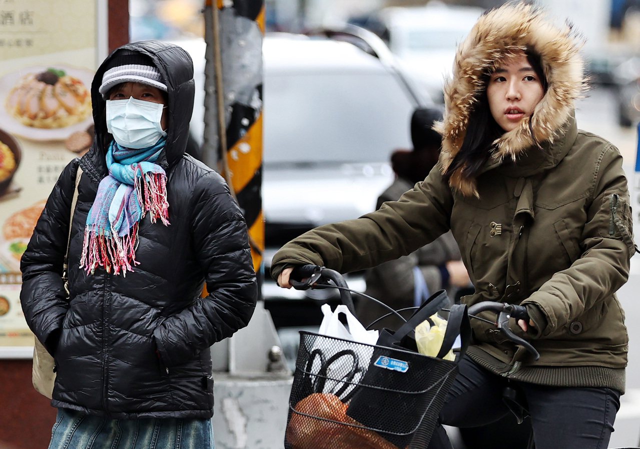 氣象局今天表示，台北今天已追平2004年跨年當天的低溫記錄，達攝氏7.6度，並列跨年低溫的歷史排名第5；中南部部分地區明天清晨還有可能會比今天更低，提醒民眾注意。示意圖／聯合報系資料照