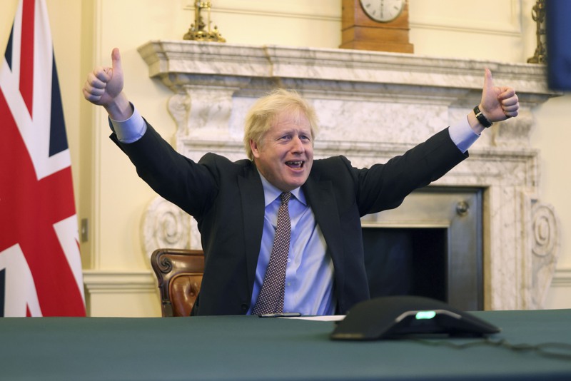 英國在24日跟歐盟達成脫歐貿易協議後，首相強生高舉雙臂開心比讚。新華社
