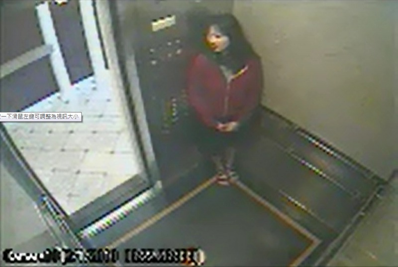 藍可兒曾縮在電梯角落，似乎在躲避什麼。圖／洛杉磯市警察局提供