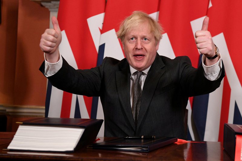 英国首相强生十二月卅日在伦敦首相府签署英国与欧盟贸易协议后，竖起双手大拇指。（图，路透）(photo:UDN)