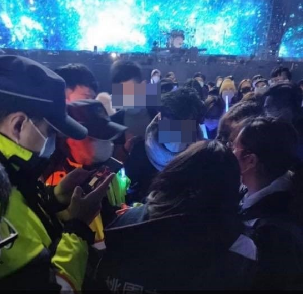 臉書粉絲團PO出觀眾遭衛生局與警方關切的照片。圖／摘自臉書