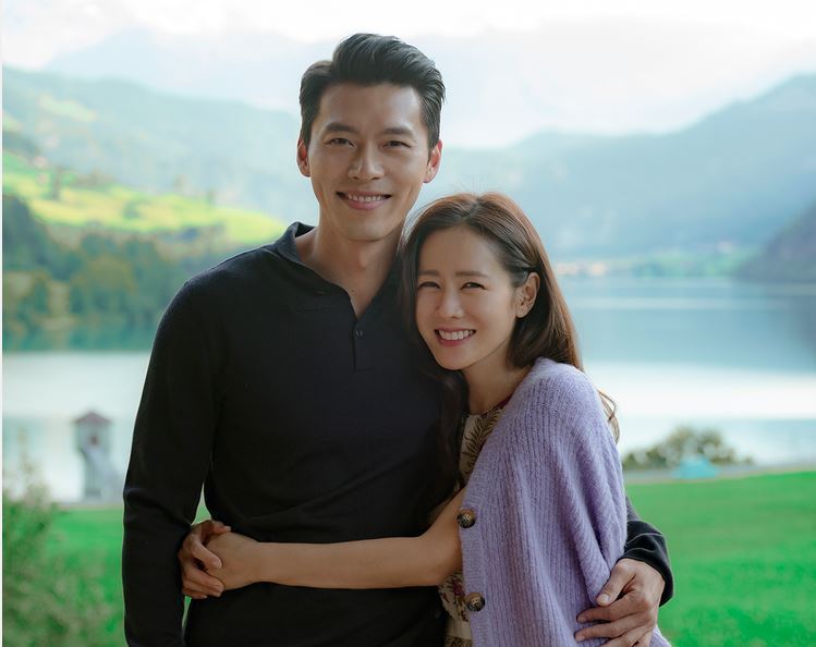 韓劇女神孫藝真與玄彬(左)搭檔演出「愛的迫降」。圖／Netflix提供