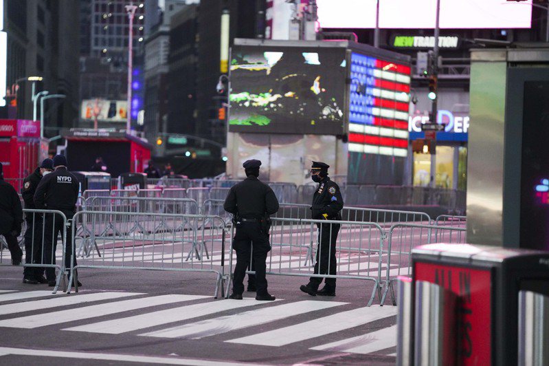 受新冠疫情影响，2021年纽约时报广场跨年庆祝活动不对普通观众开放，只通过电视和线上转播，以避免人群聚集，警察在美国纽约时报广场上执勤。 新华社(photo:UDN)