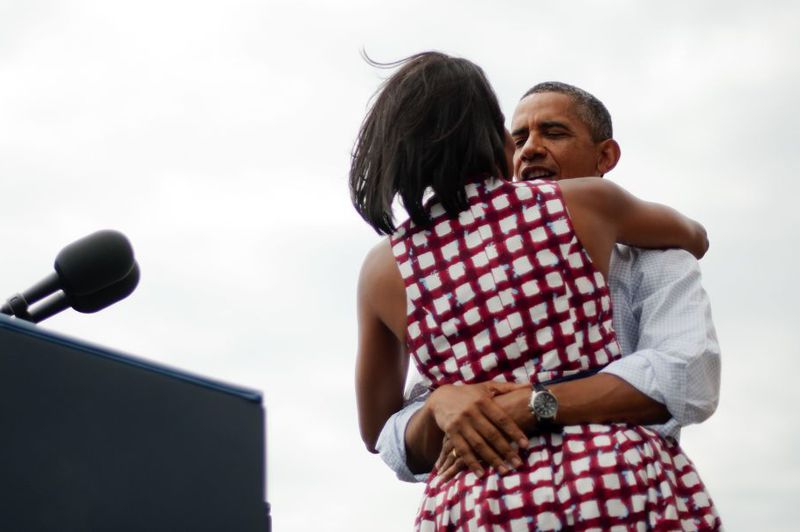 美國前總統歐巴馬（右）2012年8月15日在愛荷華州一場競選演說後，與妻子蜜雪兒擁抱。法新社