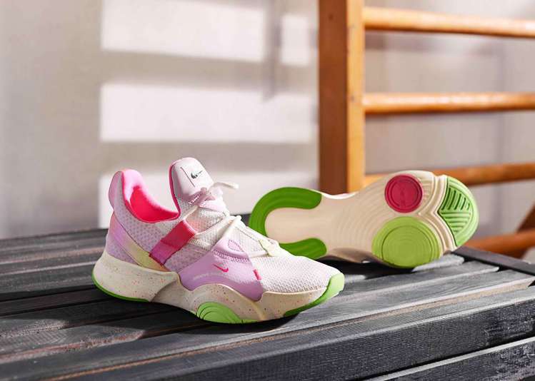 帶有鮮花般柔和色彩的Nike SuperRep Groove鞋為新年注入活力。圖／Nike提供